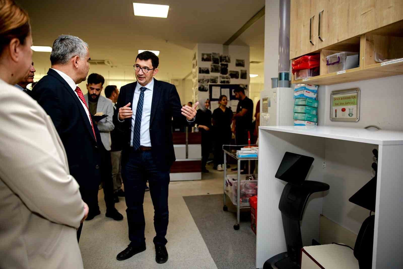 PİLOT UYGULAMANIN TANITIM PROGRAMINA, ADÜ REKTÖRÜ PROF. DR. BÜLENT KENT, REKTÖR YARDIMCISI PROF....