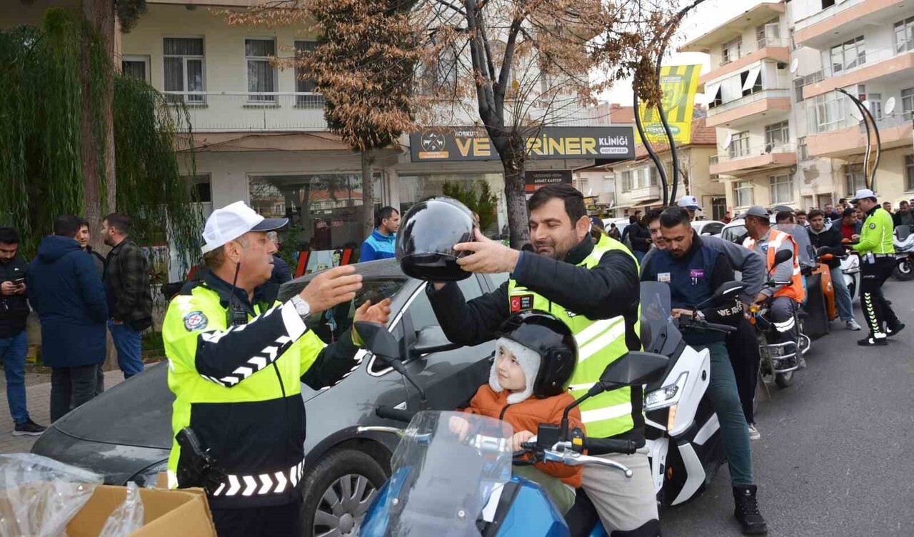 POLİS EKİPLERİ, MOTOSİKLET SÜRÜCÜLERİNE KASK DAĞITTI