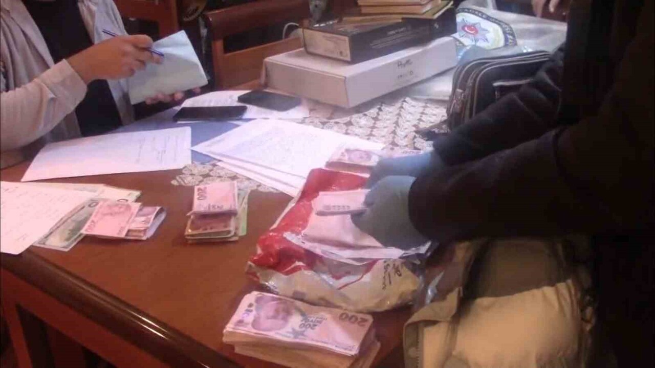 POLİS TARAFINDAN FETÖ/PDY TERÖR ÖRGÜTÜNÜN GÜNCEL BAYAN YAPILANMASINA YÖNELİK ESKİŞEHİR MERKEZLİ...