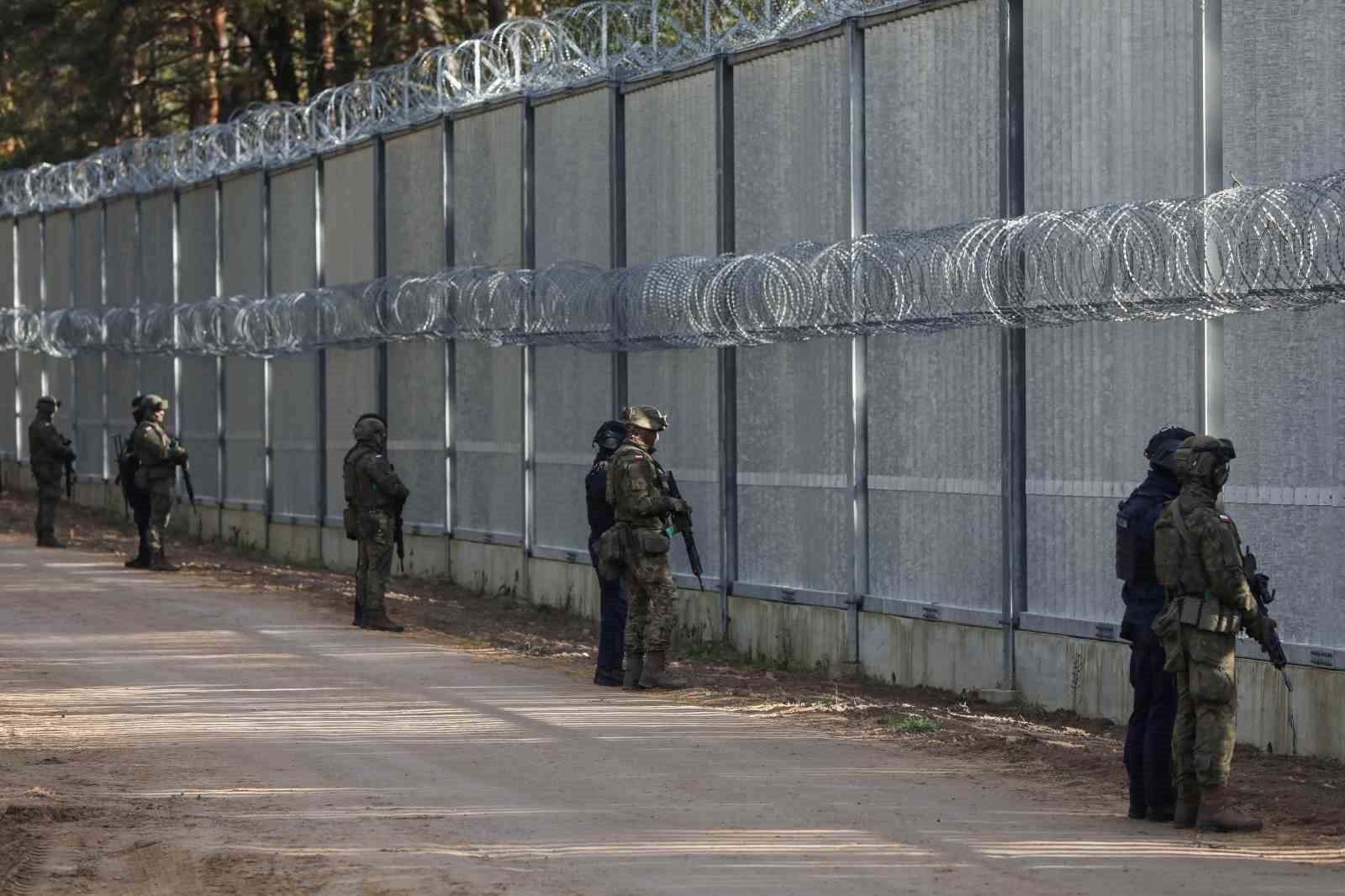 POLONYA’DAN BELARUS SINIRINA YENİ BARİYER İNŞA EDECEK