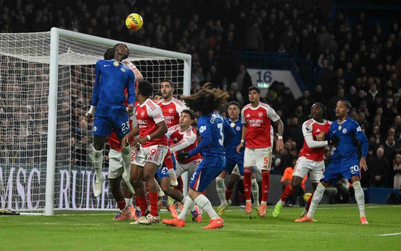 PREMİER LİG'İN 13. HAFTASINDAKİ LONDRA DERBİSİNDE CHELSEA İLE ARSENAL 1-1 BERABERE KALDI.