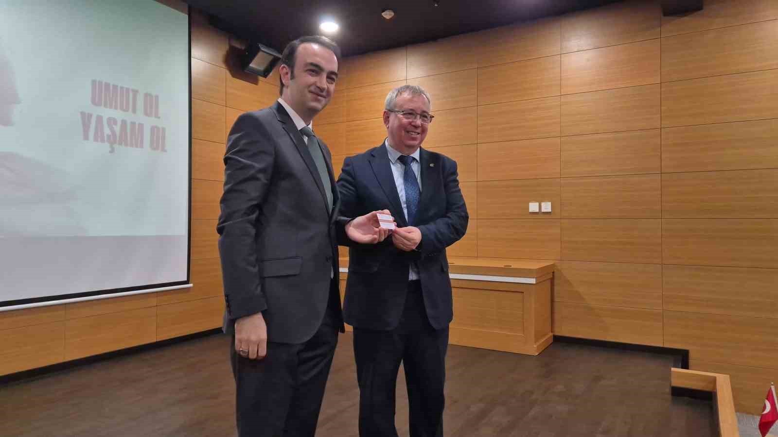 PROGRAMIN SONUNDA İL SAĞLIK MÜDÜRÜ ONAR, ORGAN BAĞIŞINDA BULUNAN BAŞHEKİM PROF. DR. TABAKOĞLU’NA...