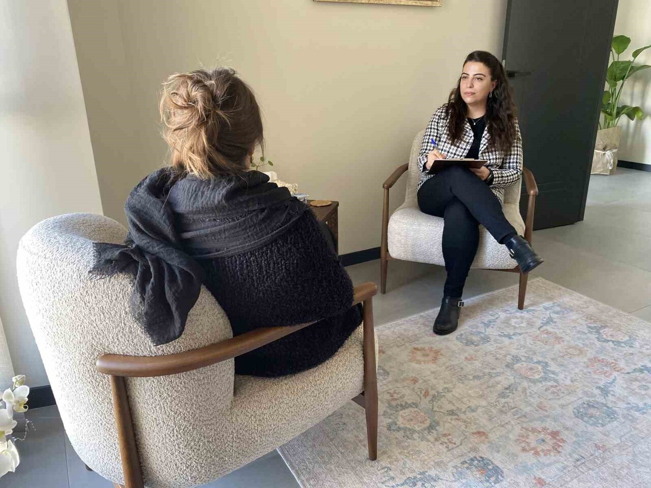 PSİKOLOG NAZLI AĞIN, DİJİTAL ÇAĞIN İLİŞKİLERİNDE AYRILIKLARIN ARTIK YÜKSEK SESLE YAŞANMADIĞINI...