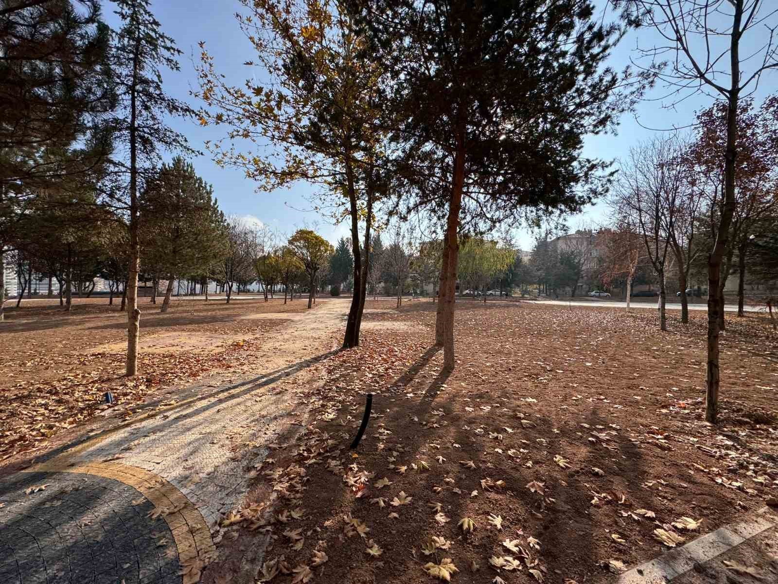 PURSAKLAR BELEDİYESİ TARAFINDAN İLÇEDEKİ PARKLAR YENİLENİYOR.