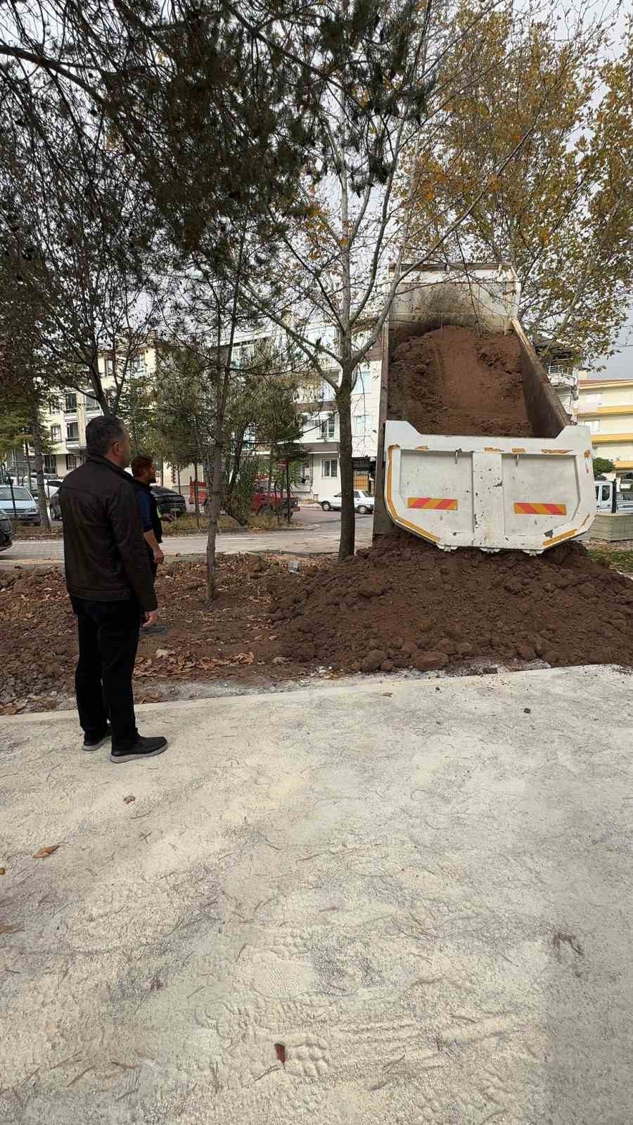 PURSAKLAR BELEDİYESİ TARAFINDAN İLÇEDEKİ PARKLAR YENİLENİYOR.