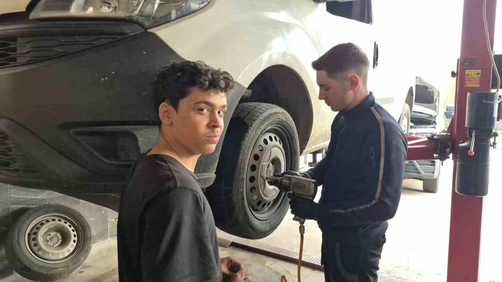 "KÖTÜ MARKA ANTİFRİZ, ARAÇTA HİÇ YOKMUŞ GİBİ OLUR" DİYEREK KALİTENİN ÖNEMİNE DİKKAT ÇEKEN OTO...