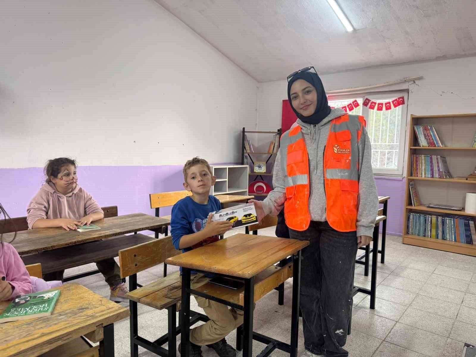 "ORADA BİR KÖY VAR UZAKTA. GEZMESEK DE TOZMASAK DA, O KÖY BİZİM KÖYÜMÜZDÜR" DİYEN YILDIZ TEKNİK...