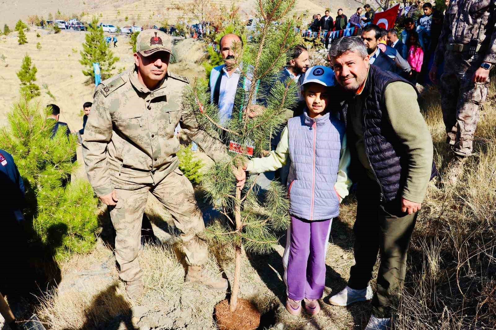 "ŞAHİDİMİZ TOPRAK, İMZAMIZ FİDAN; SEVDAMIZ İSE YEŞİL VATAN" SLOGANIYLA, YURT GENELİNDE EŞ ZAMANLI...