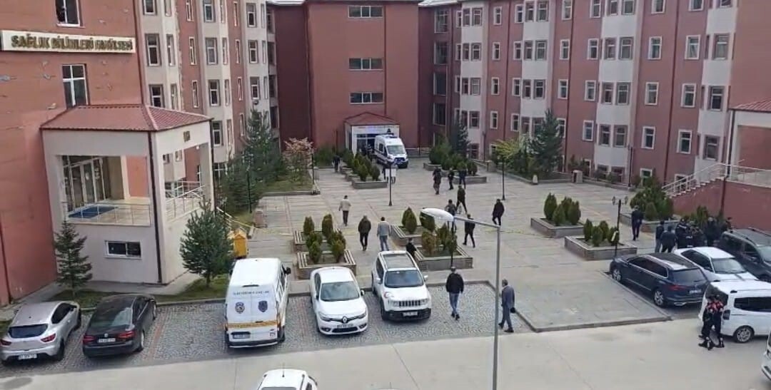 REHİNE KADIN MEMUR DA SAĞ OLARAK KURTARILARAK TEDBİR AMAÇLI AMBULANSLA HASTANEYE GÖTÜRÜLDÜ.