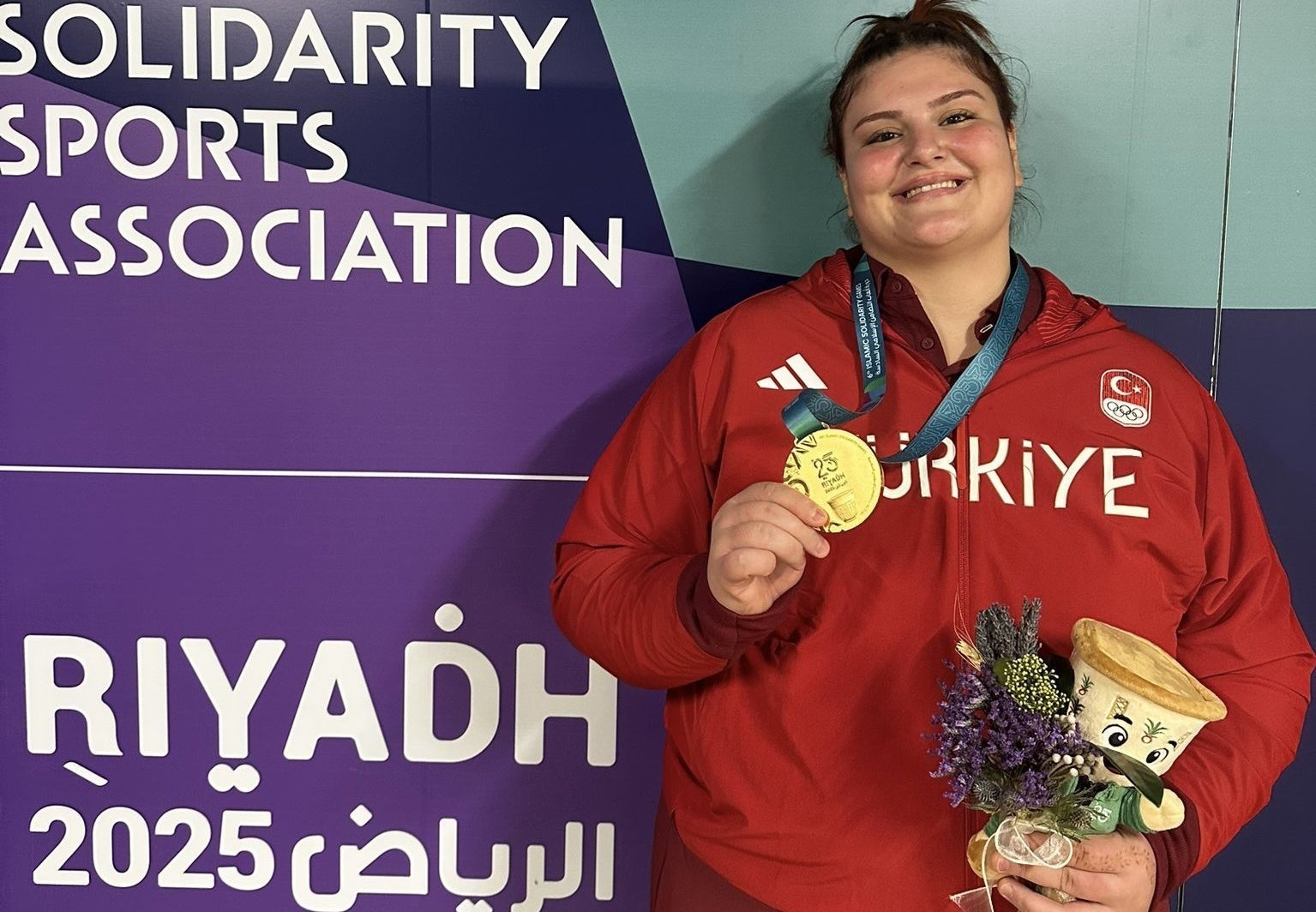 RİYAD’DAKİ 2025 İSLAMİ DAYANIŞMA OYUNLARI’NDA +78 KİLODA ALTIN MADALYA KAZANAN MCBÜ’LÜ MİLLİ...
