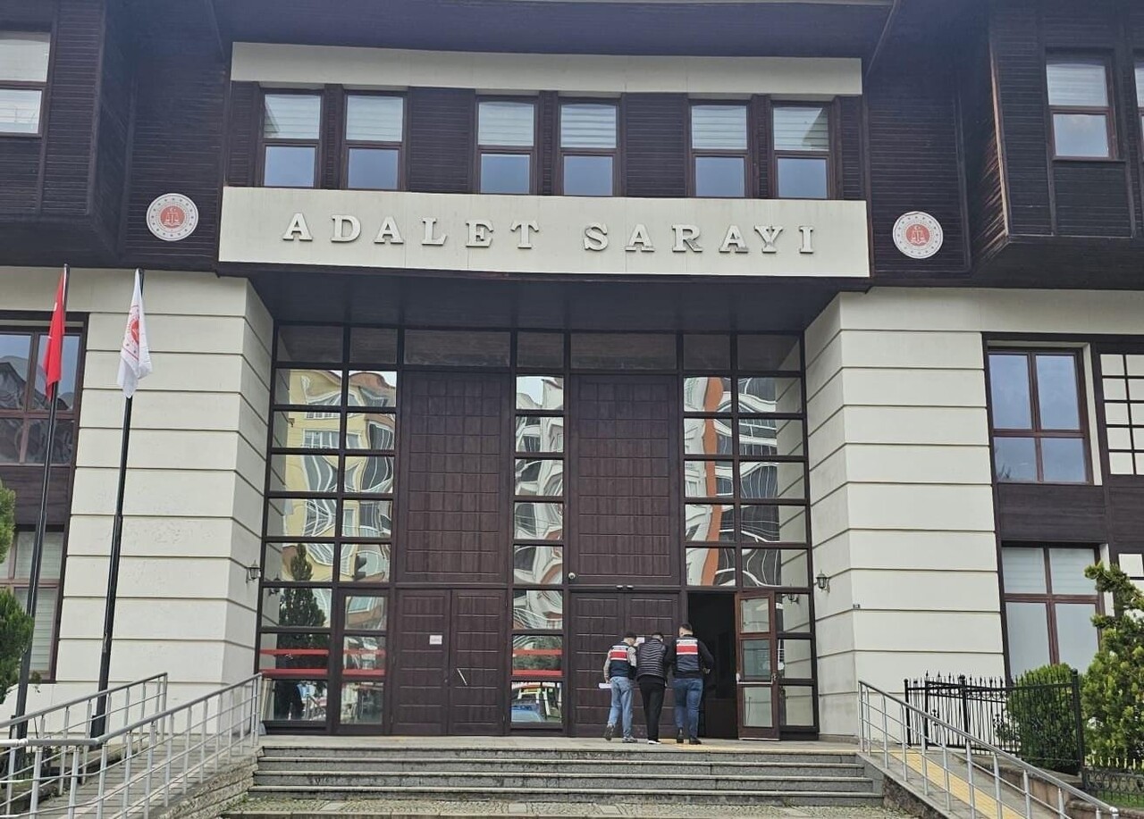 RİZE'DE 7 YIL 6 AY KESİNLEŞMİŞ HAPİS CEZASI BULUNAN ŞAHIS PAZAR İLÇESİ PAZAR MAHALLESİ'NDE...