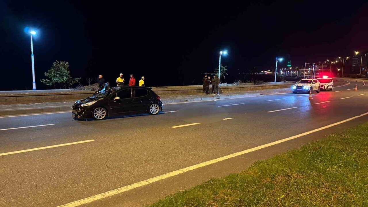 RİZE'DE HALI SAHA MAÇI OYNAYAN ARKADAŞLARINI İZLEMEK İÇİN GİTTİĞİ PAZAR İLÇESİNDE YOLDAN GEÇMEK...