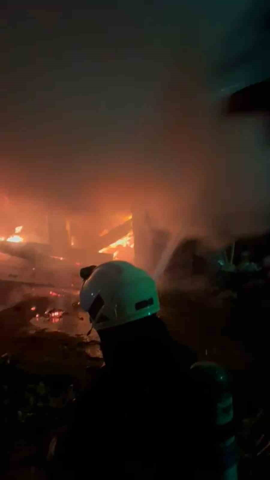 RİZE’DE BİR BİNANIN KÖMÜRLÜĞÜNDE ÇIKAN YANGIN ÜST KATLARA SIÇRAYACAK KORKUSUYLA PANİĞE NEDEN...