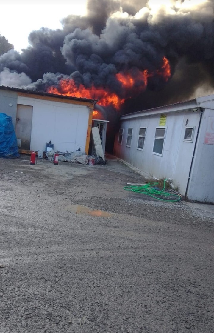RİZE’DE BİR İNŞAAT ŞANTİYESİNDE ÇIKARAK KISA SÜREDE BÜYÜYEN YANGIN İTFAİYE EKİPLERİNİN MÜDAHALESİ...