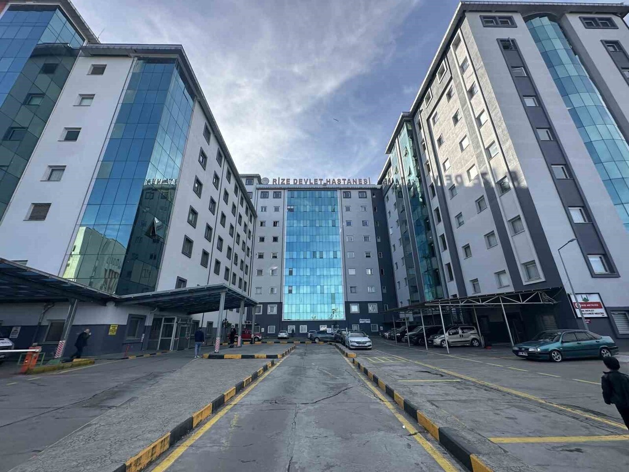 RİZE’DE BİR KIZ ÖĞRENCİ YURDUNDA 40 ÖĞRENCİ YEDİKLERİ YEMEKTEN ZEHİRLENDİKLERİ GEREKÇESİYLE...