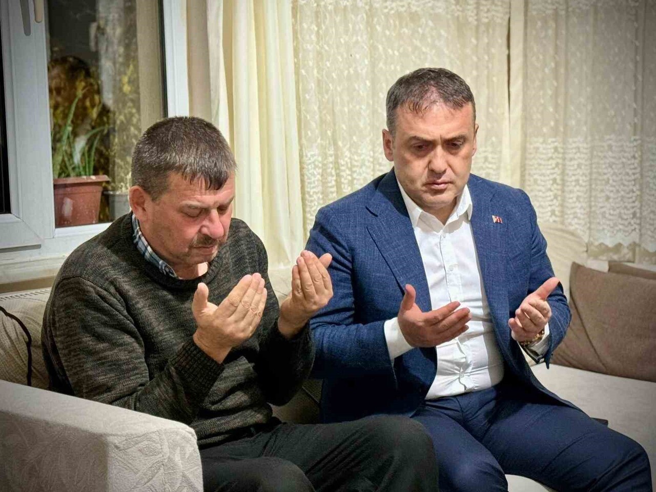 SAĞDAKİ VALİ SOLDAKİ ŞEHİT BABASI