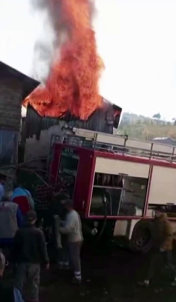 SAKARYA'NIN HENDEK İLÇESİNDE EVDE ÇIKAN YANGIN BİTİŞİĞİNDEKİ SAMANLIĞA SIÇRADI. EV VE SAMANLIĞIN...