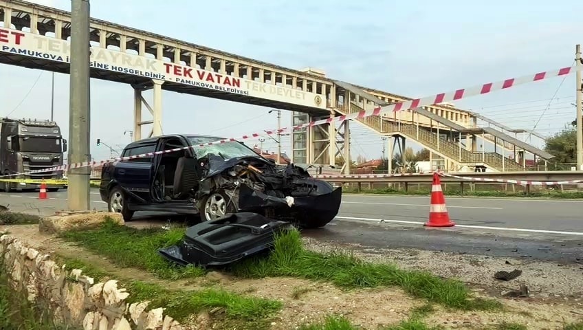 SAKARYA'NIN PAMUKOVA İLÇESİ D-650 KARA YOLUNDA PARK HALİNDEKİ TIRA ÇARPAN OTOMOBİL HURDAYA DÖNDÜ....