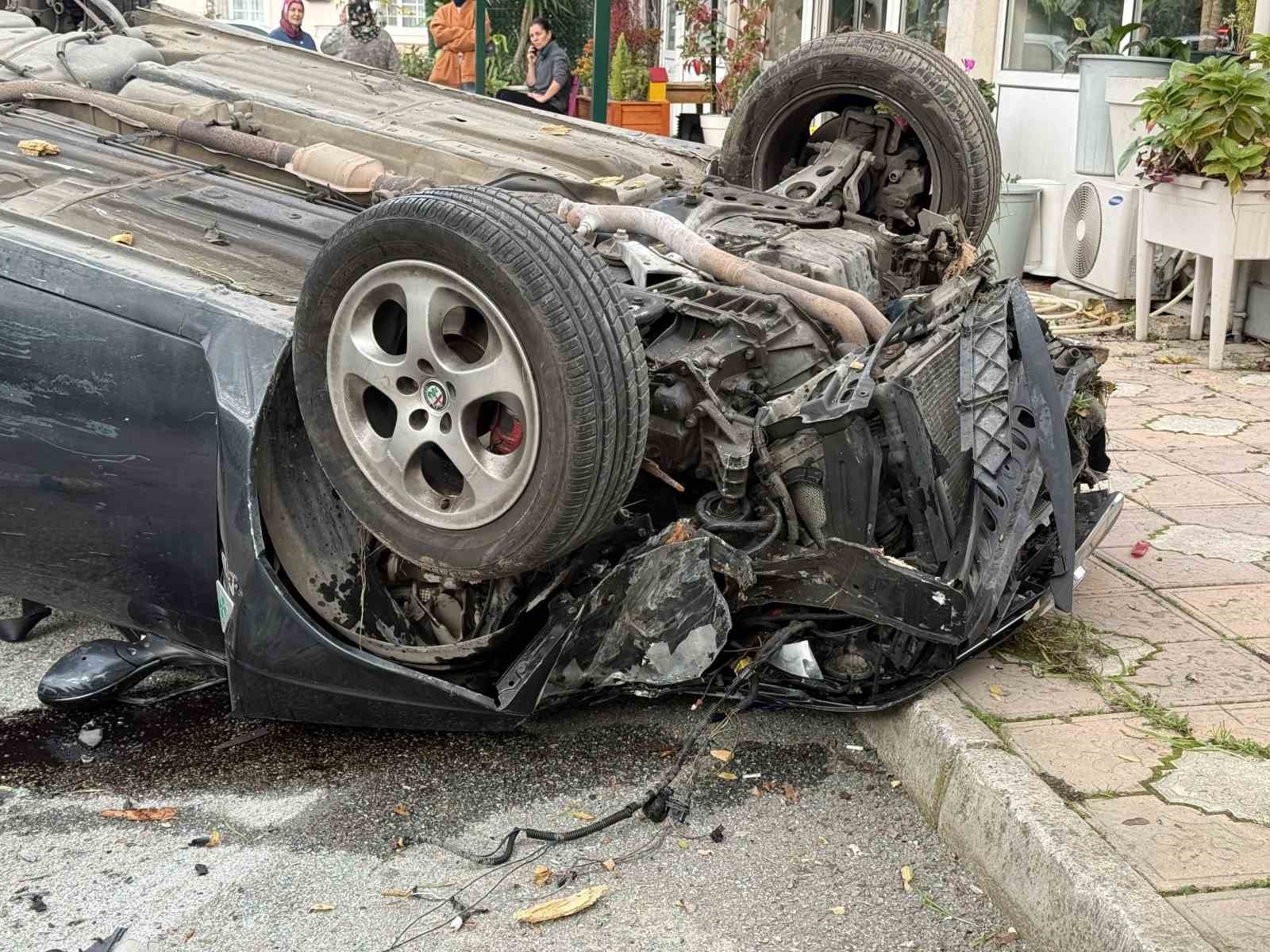 SAKARYA'NIN SERDİVAN İLÇESİNDE KONTROLDEN ÇIKAN OTOMOBİL, TAKLALAR ATARAK YAKLAŞIK 3 METRE...