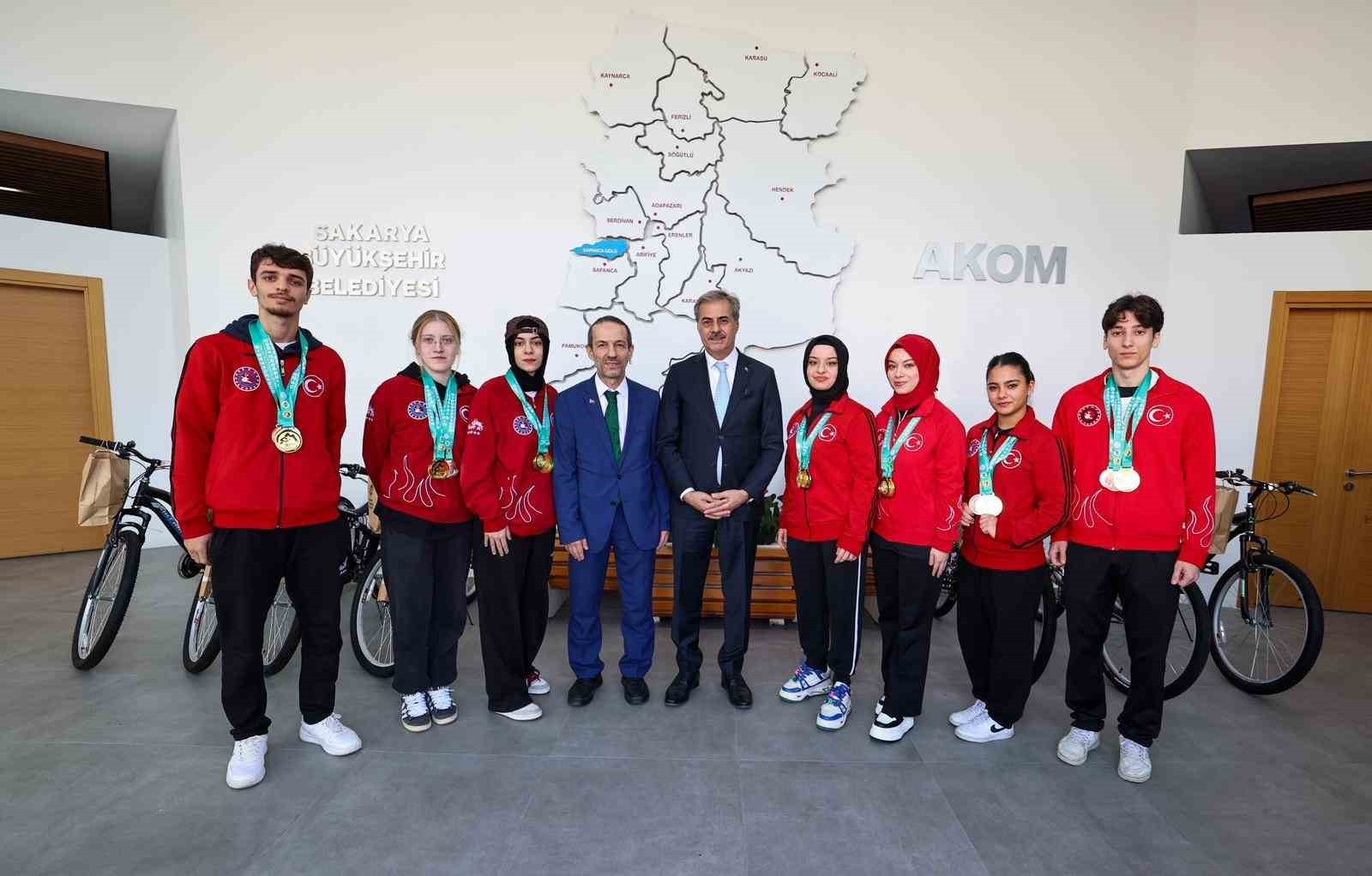 SAKARYA BÜYÜKŞEHİR BELEDİYE BAŞKANI YUSUF ALEMDAR, DÜNYA ŞAMPİYONU OLAN WUSHU KUNG FU MİLLİ TAKIMI...