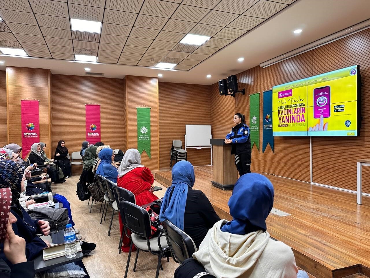 SAKARYA BÜYÜKŞEHİR BELEDİYESİ VE İL EMNİYET MÜDÜRLÜĞÜ’NDEN UZMAN EKİPLER, 25 KASIM KADINA YÖNELİK...