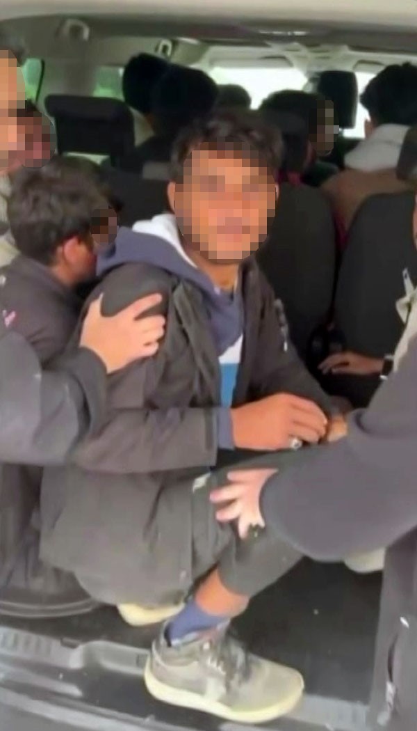 SAKARYA’DA POLİS EKİPLERİNCE GÖÇMEN KAÇAKÇILIĞIYLA MÜCADELE ÇERÇEVESİNDE DÜZENLENEN OPERASYONDA 13...