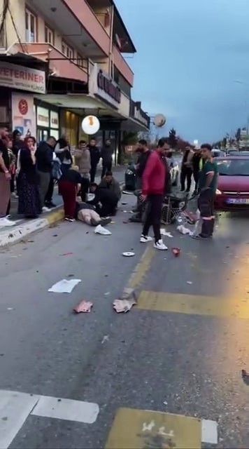 SAKARYA’NIN ADAPAZARI İLÇESİ ÇEVREYOLU CADDESİ ÜZERİNDE OTOMOBİL İLE TESCİLSİZ MOTORLU BİSİKLET...