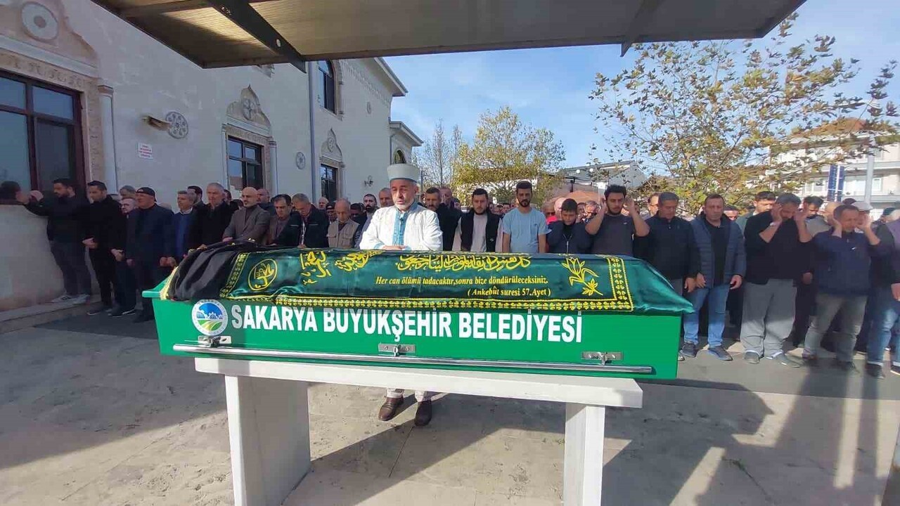 SAKARYA’NIN AKYAZI İLÇESİ D-140 KARA YOLUNDA SÜRÜCÜSÜNÜN KONTROLÜNDEN ÇIKARAK METRELERCE...