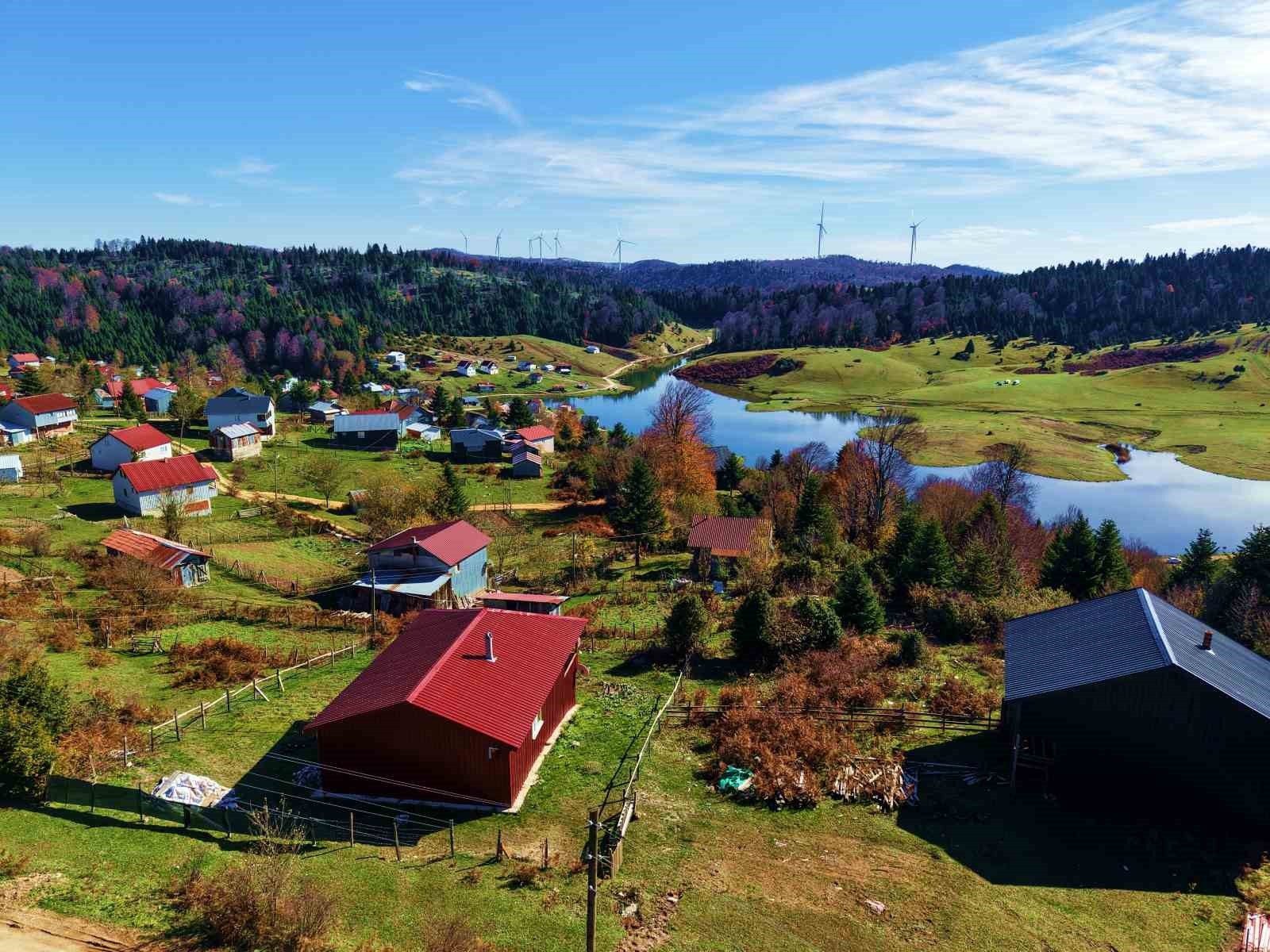 SAKARYA’NIN AKYAZI İLÇESİNDE YER ALAN SULTANPINAR YAYLASI, SONBAHARIN GELİŞİYLE BİRLİKTE ADETA...