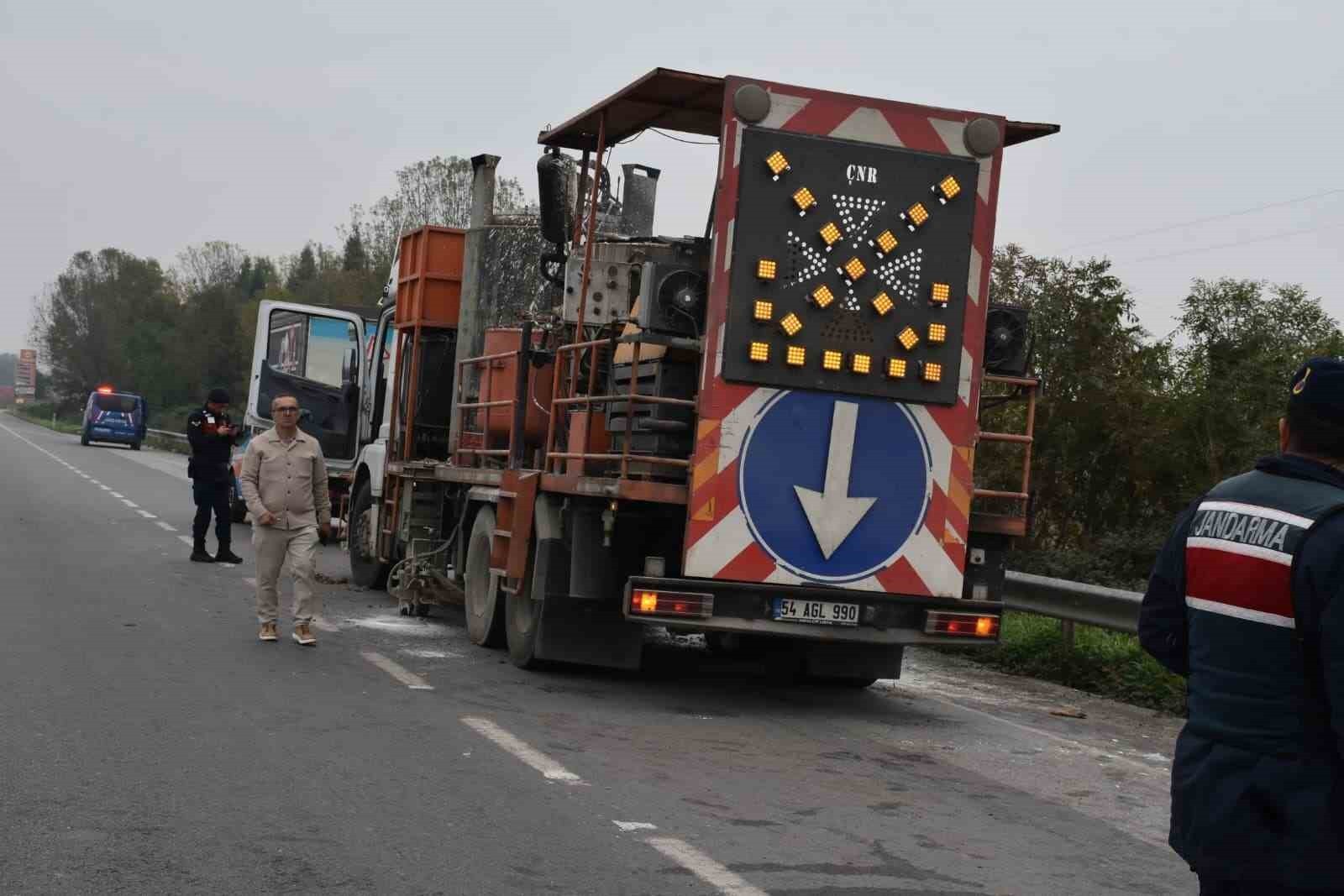 SAKARYA’NIN HENDEK İLÇESİ D-100 KARA YOLUNDA KAMYONUN DORSESİNDE BULUNAN ŞERİT ÇİZME MAKİNASI...