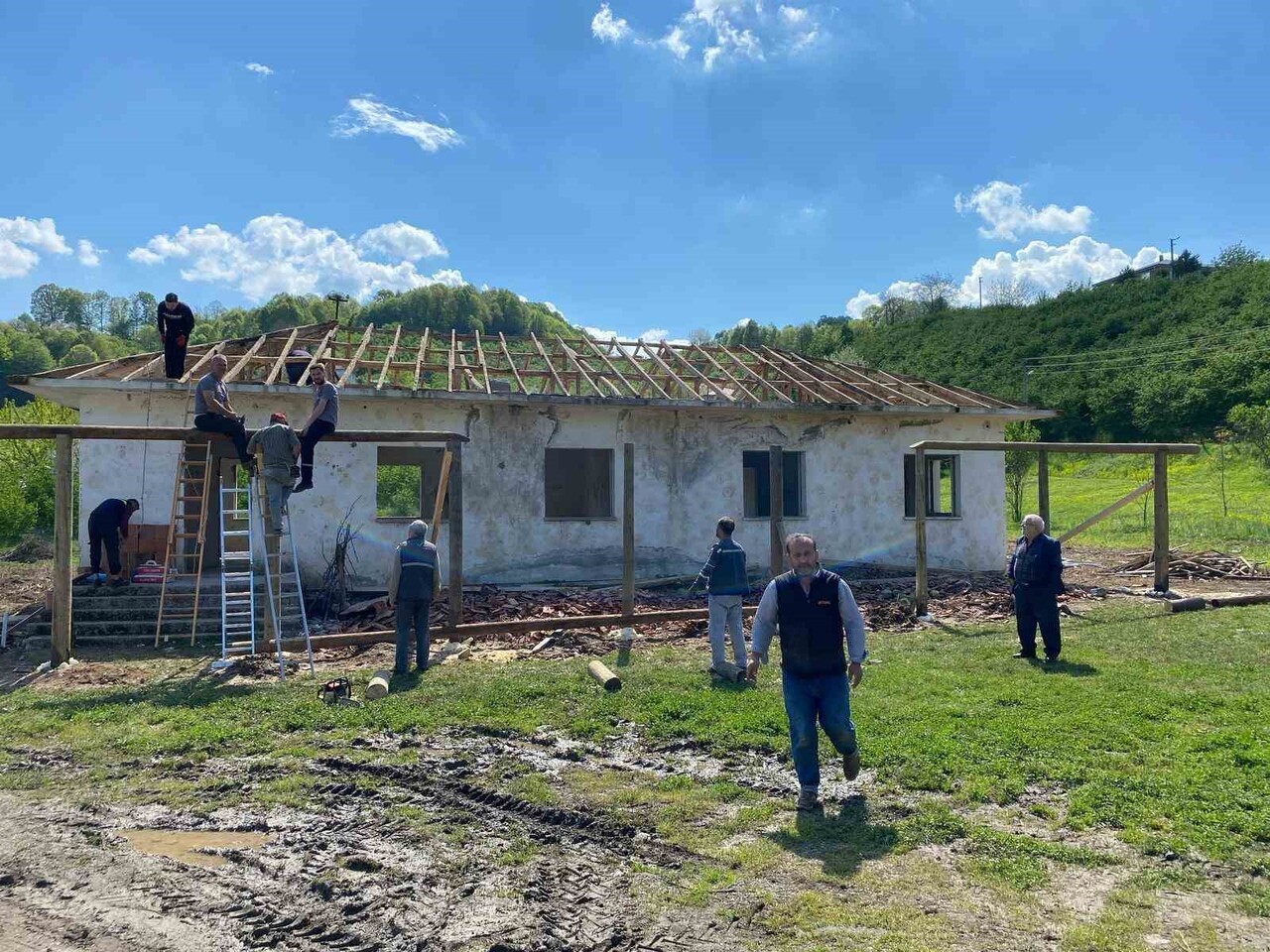SAKARYA’NIN HENDEK İLÇESİNDE UZUN SÜREDİR ATIL DURUMDA BULUNAN OKUL BİNASI, MAHALLE SAKİNLERİNİN...