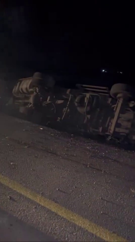 SAKARYA’NIN KAYNARCA İLÇESİNDE KONTROLDEN ÇIKAN KAMYON, ELEKTRİK DİREĞİNİ YIKARAK YOL KENARINA...