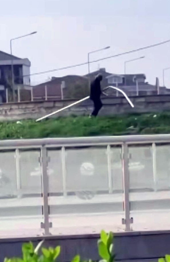 SAKARYA’NIN SERDİVAN İLÇESİNDE BİR KİŞİ, PARKTA BULUNAN YAPININ KORKULUKLARINI GÜNDÜZ VAKTİ...