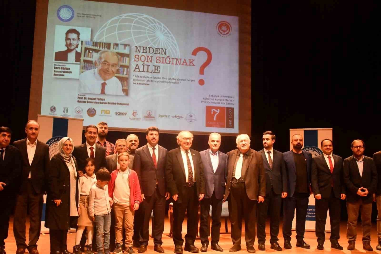 SAKARYA ÜNİVERSİTESİNDE DÜZENLENEN "NEDEN SON SIĞINAK AİLE?" BAŞLIKLI KONFERANSTA KONUŞAN PROF....