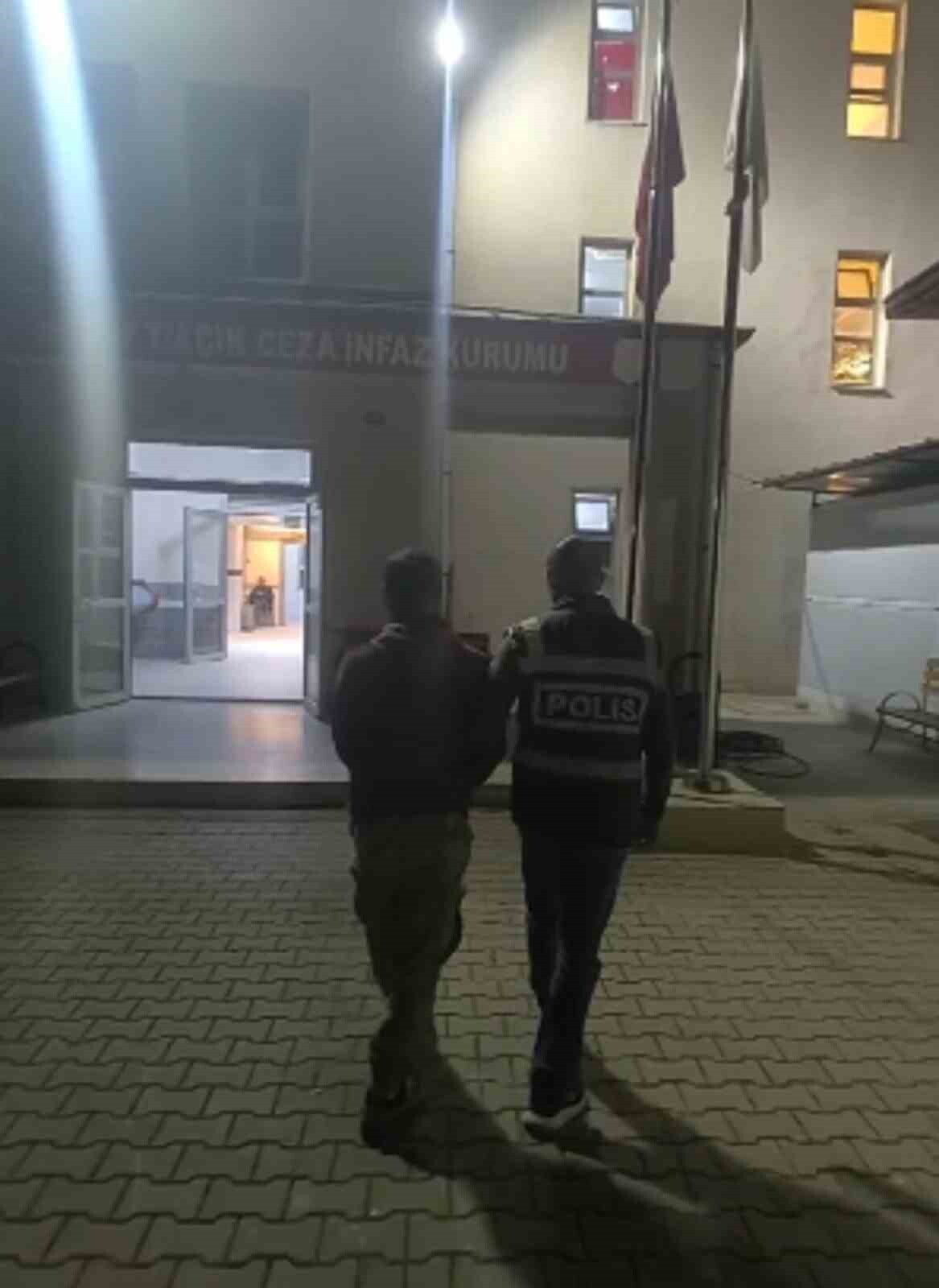 SAMANDAĞ’DA HAPİS CEZASI İLE ARANAN ŞAHIS TUTUKLANDI