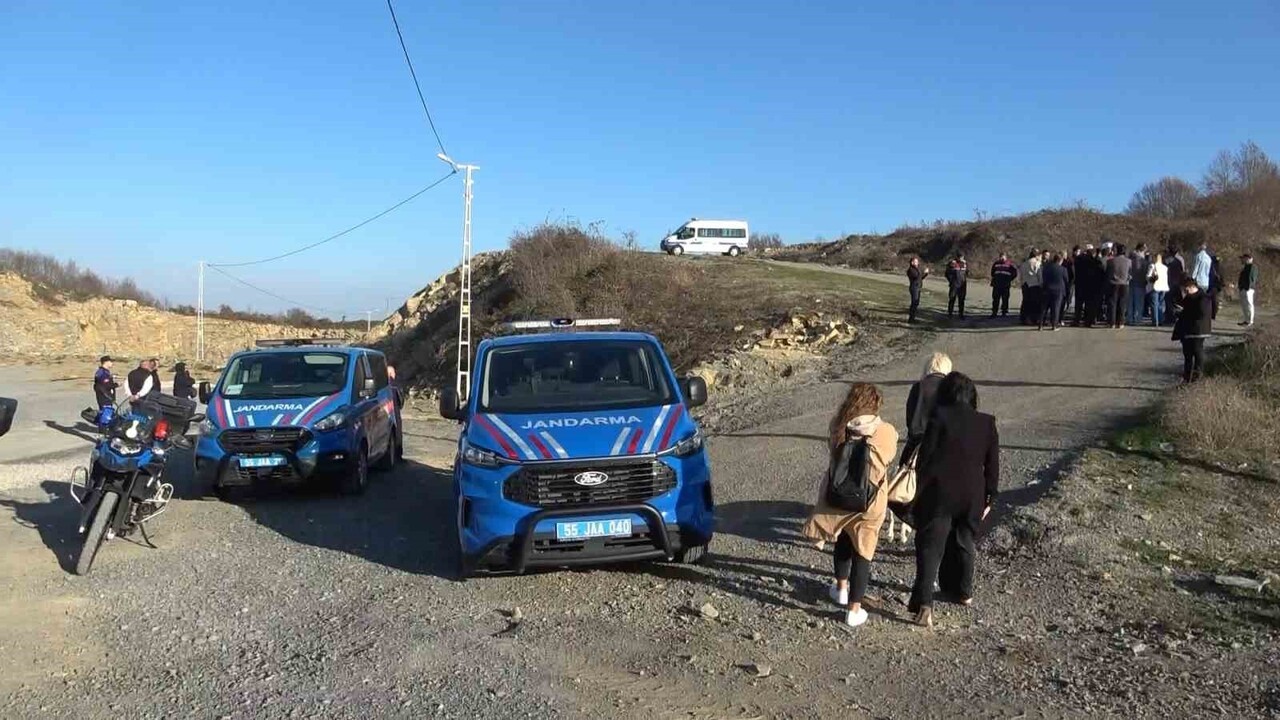 SAMSUN'DA 9 KÖPEĞİN TELEFİYLE İLGİLİ İLKADIM HAYVAN YAŞAM ALANI ÖNÜNDE  TOPLANAN HAYVANSEVERLER VE...
