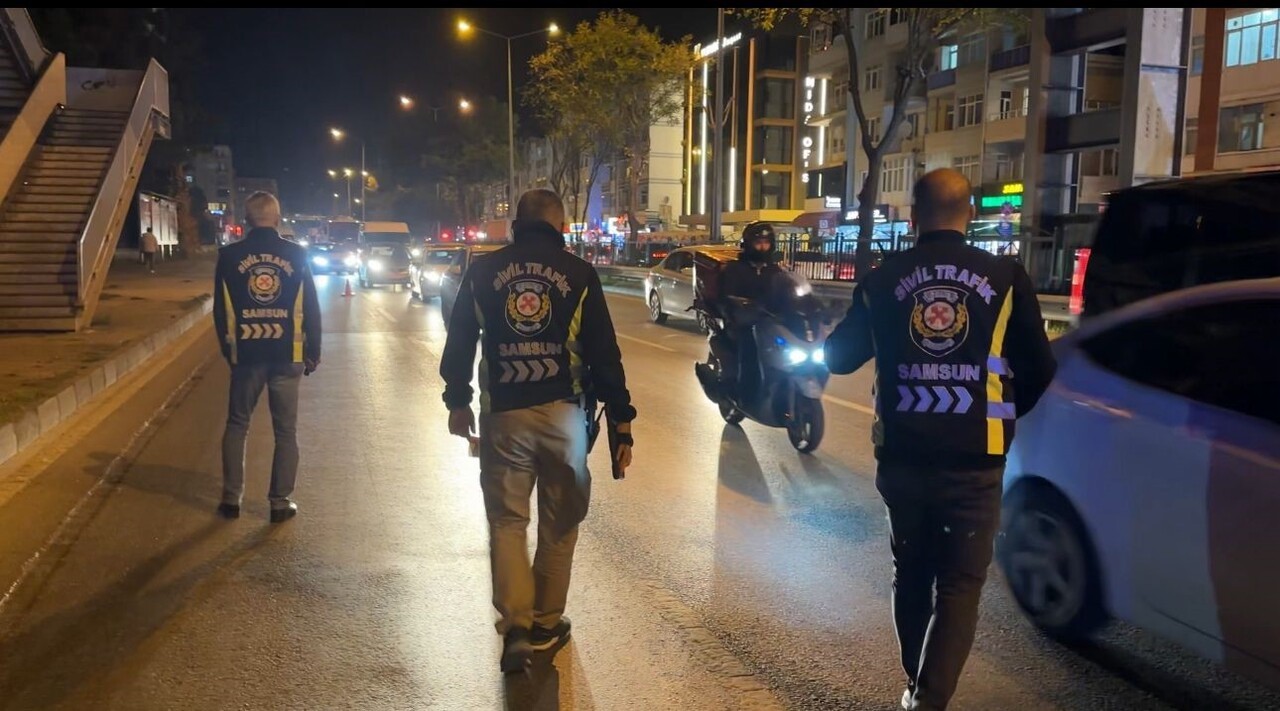 SAMSUN'DA UYGULAMA NOKTASI OLUŞTURAN POLİS EKİPLERİ, MOBİL UYGULAMA ÜZERİNDEN MÜŞTERİ ALDIĞI...