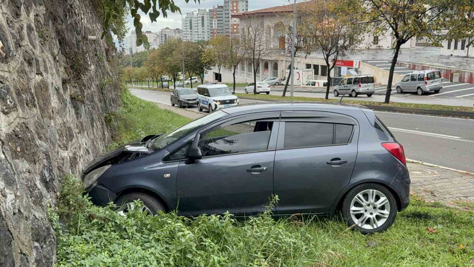 SAMSUN'UN DİREKSİYON HÂKİMİYETİNİN KAYBEDİLMESİ SONUCU OTOMOBİLİN İSTİNAT DUVARINA ÇARPTIĞI KAZADA...