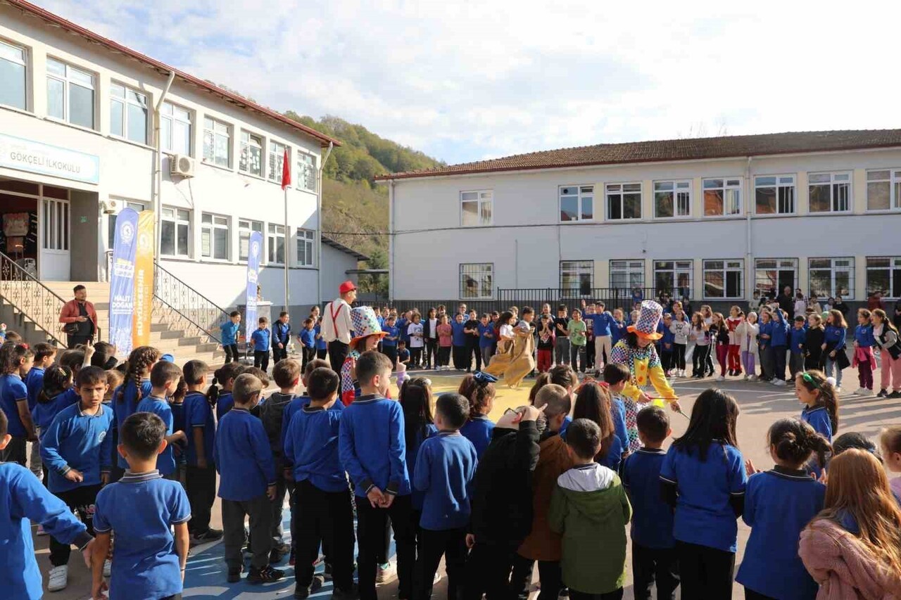 SAMSUN BÜYÜKŞEHİR BELEDİYESİ, 17 İLÇEDEKİ OKULLARDA DÜZENLEDİĞİ "UNUTULMAYA YÜZ TUTMUŞ GELENEKSEL...