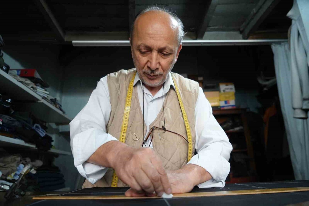 SAMSUN’DA 48 YILDIR TERZİLİK YAPAN BİR ESNAF MESLEKLERİNİN GİDEREK KAN KAYBETTİĞİNİ VE TADİLAT...