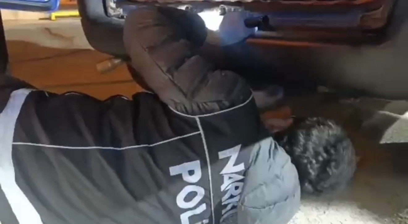 SAMSUN’DA BİR ARAÇTA NARKOTİK DEDEKTÖR KÖPEĞİ İLE YAPILAN ARAMADA STEPNE LASTİĞİNE ZULALANAN...