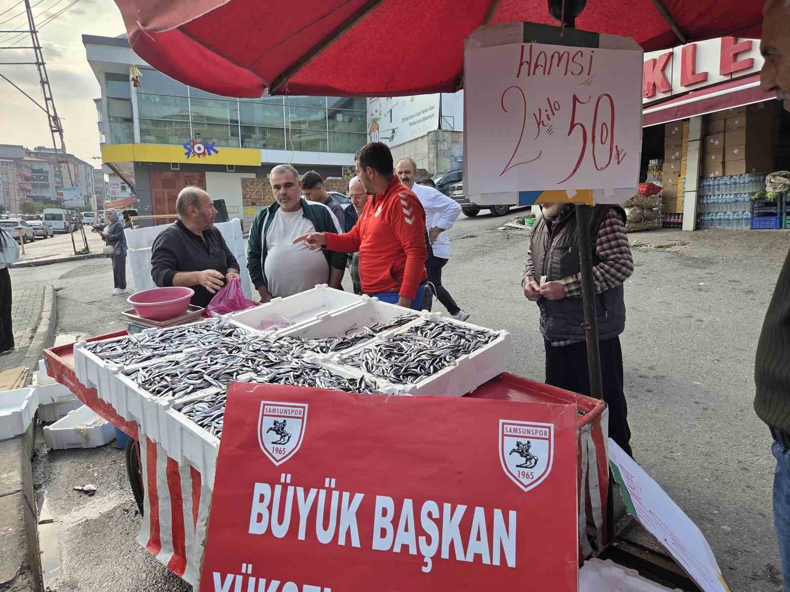 SAMSUN’DA FANATİK BİR BALIKÇI, SAMSUNSPOR’UN UEFA KONFERANS LİGİ’NDE LİDER OLMASININ ARDINDAN 1,5...