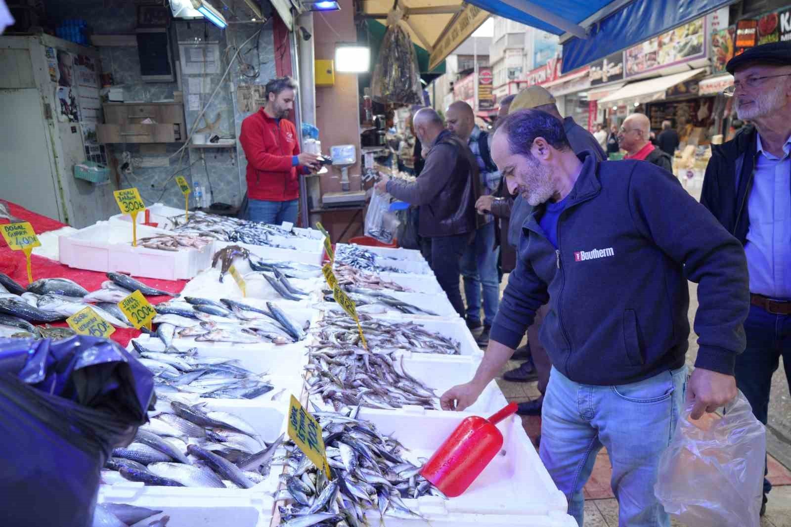 SAMSUN’DA KİLOSU 80 TL’YE DÜŞEN HAMSİYE VE DİĞER BALIK TÜRLERİNE VATANDAŞ İLGİ...