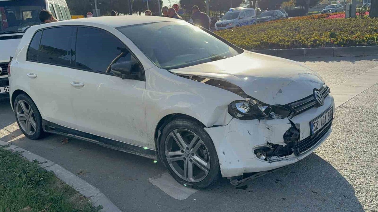 SAMSUN’DA MİNİBÜS İLE OTOMOBİLİN ÇARPIŞMASI SONUCU MEYDANA GELEN TRAFİK KAZASINDA 1 KİŞİ...