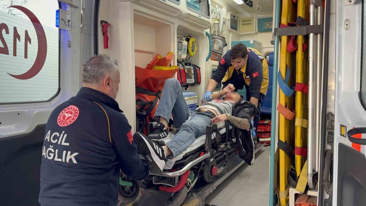 SAMSUN’DA MOTOSİKLET ÜZERİNDE OTURAN İKİ GENCE KİMLİĞİ BELİRSİZ KİŞİLERCE ATEŞ AÇILMASI SONUCU 2...