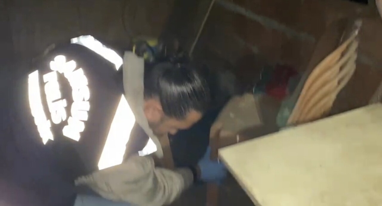 SAMSUN’DA NARKOTİK POLİSİNİN BİR İKAMETİN ÇATI KATINA DÜZENLEDİĞİ OPERASYONDA YÜKLÜ MİKTARDA...