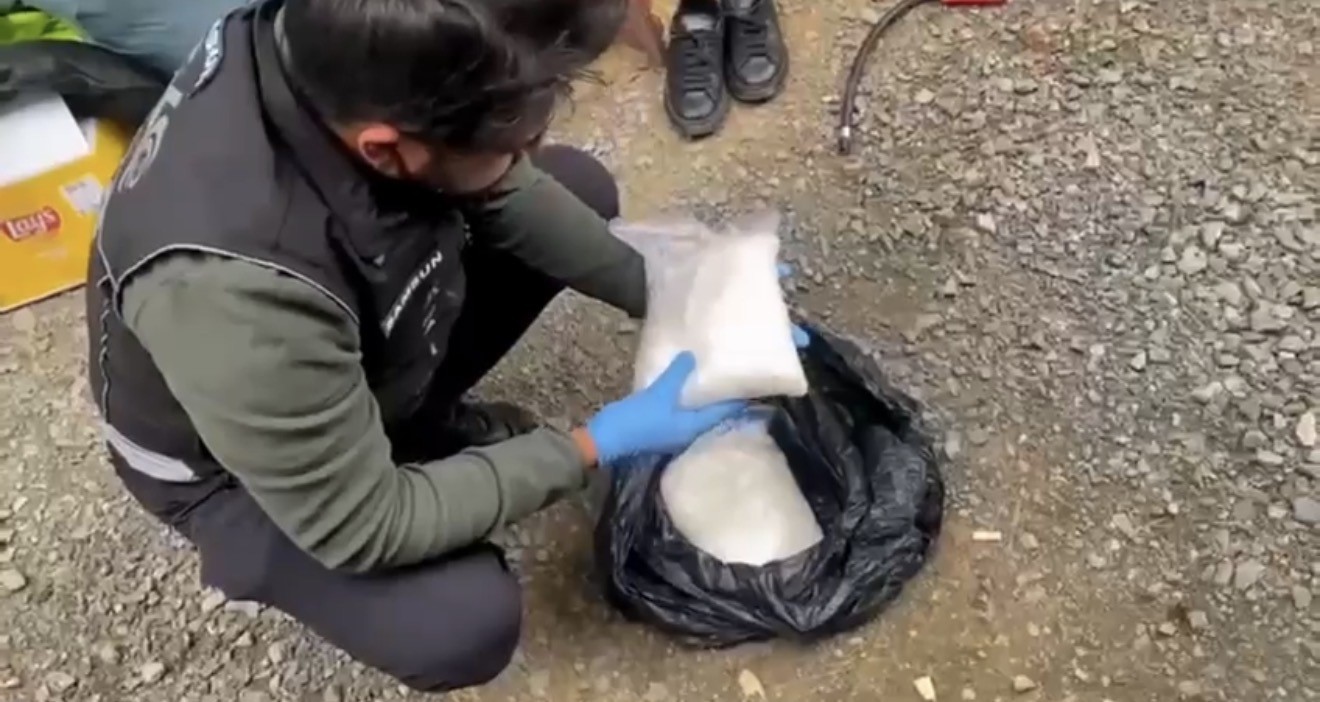 SAMSUN’DA OTOBÜS TUVALETİNDE NARKOTİK DEDEKTÖR KÖPEĞİ İLE YAPILAN ARAMADA 2 KİLO METAMFETAMİN ELE...