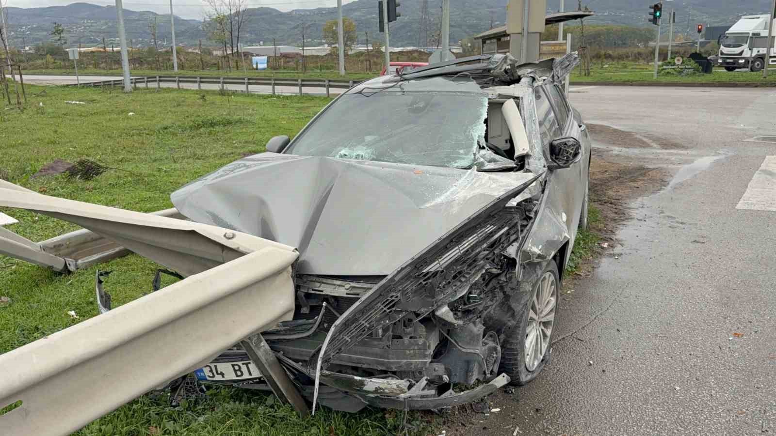 SAMSUN’DA OTOMOBİLİN KAMYONETE ÇARPIP BARİYERE GİRDİĞİ KAZADA 3 KİŞİ YARALANDI.