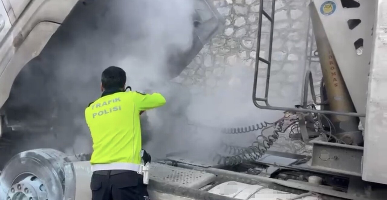 SAMSUN’DA SEYİR HALİNDEKİ ÇEKİCİNİN MOTOR BÖLÜMÜNDE ÇIKAN YANGIN, POLİS EKİPLERİNİN HIZLI...