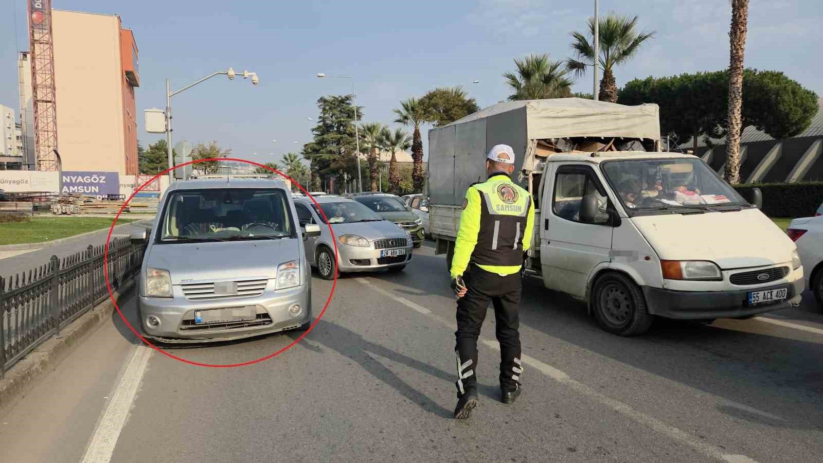 SAMSUN’DA SORUMSUZ BİR SÜRÜCÜ, PARA ÇEKMEK İÇİN KARADENİZ SAHİL YOLU’NDA ARACINI BİR ŞERİDE PARK...
